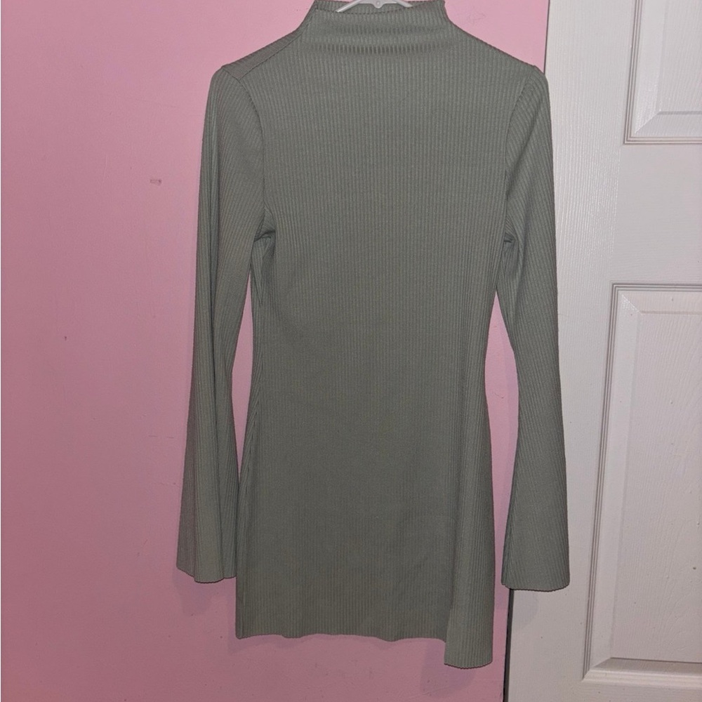 Chic Ribbed Knit Midi Dress in Soft Green